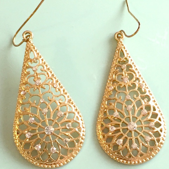 Jewelry - Women's gold color earrings